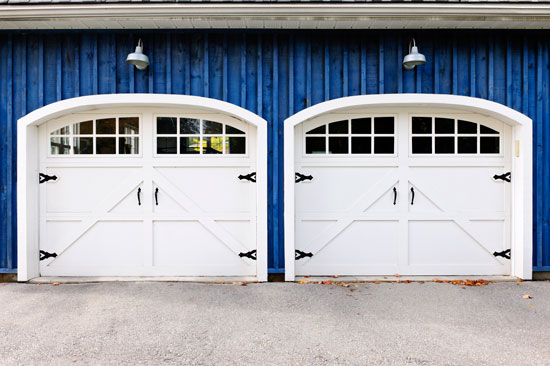 We help you with a garage door buying guide.